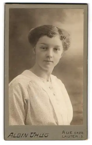 Fotografie Albin Uhlig, Aue, Bahnhofstr. 11, Junge Dame im weissen gepunkteten Kleid mit Mittelscheitel und sanftem Blick