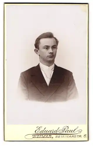 Fotografie Eduard Paul, Weimar, Seminarstr. 6, Junger Herr im Anzug mit breiter Krawatte und tiefen Wangenknochen