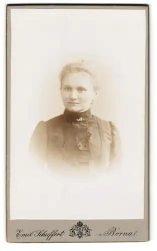 Fotografie Emil Schuffert, Borna, Junge hübsche Dame im schwarzen Kleid mit Silberbrosche und durchdringenden Augen