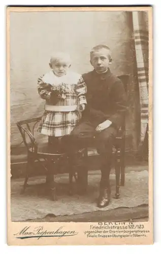 Fotografie Max Piepenhagen, Berlin, Friedrichstr. 122, Junge Brüder im schwarzer eleganter Kleidung und weissem Kleid