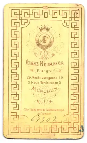 Fotografie Franz Neumayer, München, Neuhausergasse 29, Schöne Dame im dunklen Kleid mit weissen Rüschen und Brosche