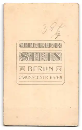 Fotografie Wilhelm Stein, Berlin, Chaussee Str. 65, Junge Dame im dunklen gemusterten Kleid mit weiten Ärmeln am Lächeln