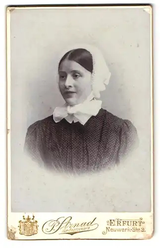 Fotografie P. Strnad, Erfurt, Neuwerkstr. 9, Junge hübsche Dame im dunklen Kleid mit weisser Haube und Schleife