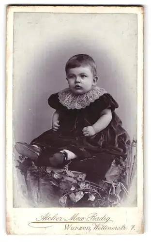 Fotografie Max Radig, Wurzen, Wettinerstr. 7, Niedliches Kleinkind im schwarzen Kleid mit weisser Spitze