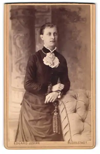 Fotografie Eduard Lösche, Rudolstadt, Mauerstr. 454, Junge Frau im schwarzen Kleid mit weisser Schleife und Brosche