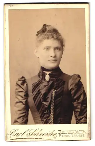 Fotografie Carl Schneider, Reichenbach, Bahnhofstr., Junge Dame im schwarzen taillierten Kleid mit langer Silberkette