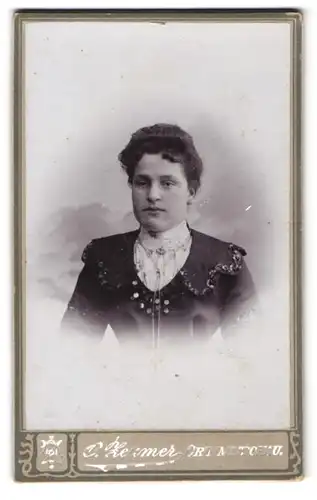 Fotografie D. Zeumer, Crimmitschau, Junge Frau im schwarzen Kleid mit weissem Kragen und müdem Blick