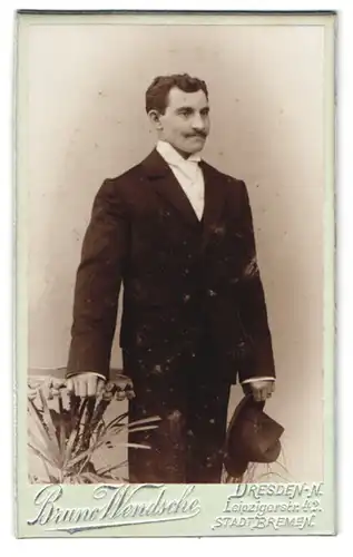 Fotografie Bruno Wendsche, Dresden, Leipzigerstr. 42, Junger Mann im schwarzen Anzug mit Hut und Schnurrbart