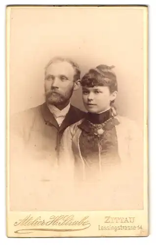 Fotografie H. Strube, Zittau, Lessingstr. 14, Gutbürgerlicher Mann im Anzug mit junger schöner Dame im Kleid
