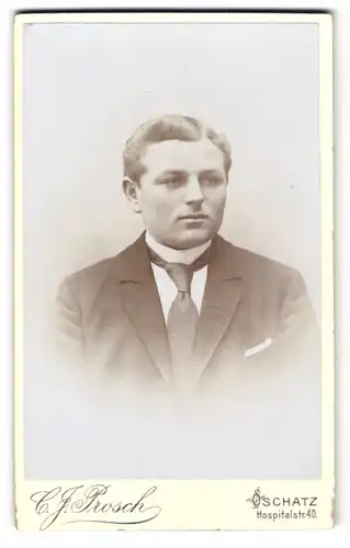 Fotografie C. J. Prosch, Oschatz, Hospitalstr. 40, Junger Herr im schwarzen Anzug mit Krawatte und Seitenscheitel