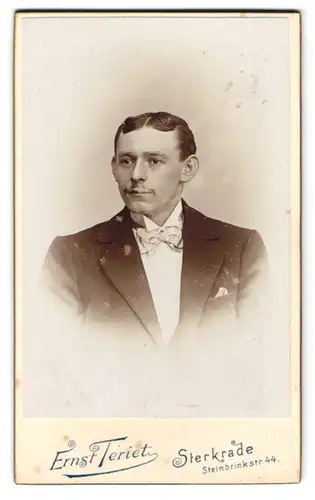 Fotografie Ernst Teriet, Sterkrade, Steinbrinkstr. 44, Junger bürgerlicher Mann im schwarzen Anzug mit karierter Fliege
