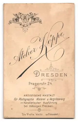 Fotografie Atelier Köppe, Dresden, Pragerstr. 24, Junger gutaussehender Mann im schwarzen Anzug mit Fliege