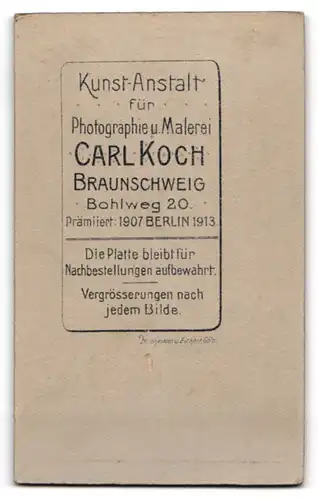 Fotografie Atelier Koch, Braunschweig, Bohlweg 20, Junge Geschwister im karierten Kleid mit Schleifen und weissem Tuch