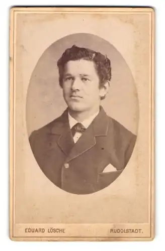 Fotografie Eduard Lösche, Rudolstadt, Mauerstr. 454, Junger Mann im schwarzen Anzug mit Mittelscheitel und Locken