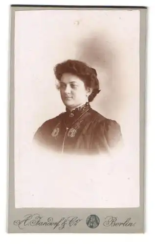Fotografie A. Jandorf & Co., Berlin, Spittelmarkt 16, Gutbürgerliche Frau im schwarzen Kleid mit Muster und Brosche