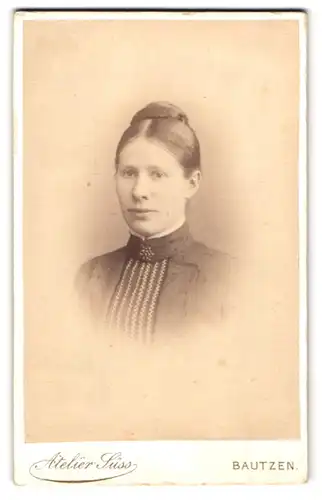 Fotografie Atelier Süss, Bautzen, Junge Frau im schwarzen Kleid mit hohem geschlossenen Kragen und Hochsteckfrisur