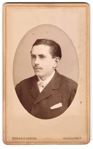 Fotografie Eduard Lösche, Rudolstadt, Mauerstr. 454, Gutbürgerlicher junger Mann im schwarzen Anzug mit Schnurrbart