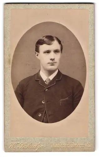 Fotografie W. Schulze, Markneukirchen, Junger Mann im dunklen Anzug mit breitem Kinn und Seitenscheitel