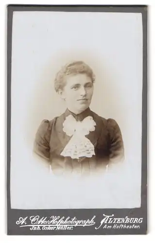 Fotografie A. Otto, Altenburg, Junge gutbürgerliche Dame im schwarzen Kleid mit weisser Spitzenschleife und Lächeln
