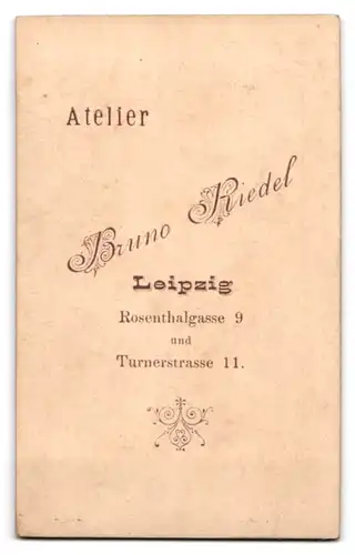 Fotografie Bruno Riedel, Leipzig, Turnerstr. 11, Junge schöne Frau im schwarzen Kleid mit weisser Brosche und Perlenkette