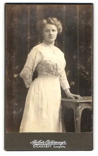 Fotografie F. X. Ostermayr, Eichstätt, Domplatz, Schöne Frau im weissen Kleid mit langer Kette und mittellangen Haaren