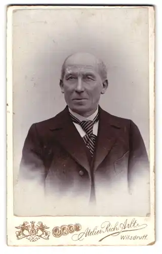Fotografie Rich. Arlt, Wilsdruff, Älterer gutbürgerlicher Herr im schwarzen Anzug mit Krawatte und spärlichem Haar