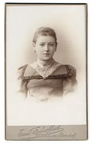 Fotografie Emil Schuffert, Borna, Am Bahnhof, Junge Dame mit Kleid aus dickem Textil und dezenten schwarzen Ohrringen