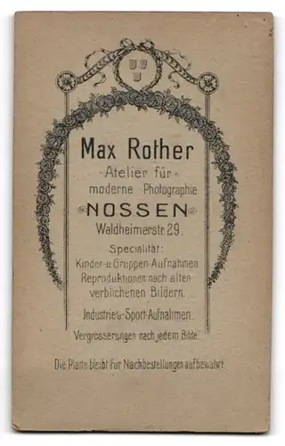 Fotografie Max Rother, Nossen, Waldheimerstr. 29, Baby mit abwartendem Blick im Kleid mit weissem Zierkragen