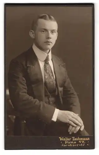 Fotografie Walter Taubmann, Pirna a. E., Jacobäerstr. 6, Junger Mann mit pomadisiertem Haar im eleganten Dreiteiler