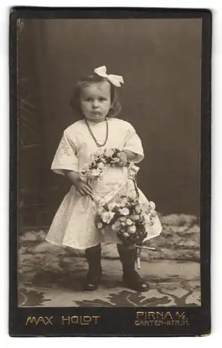 Fotografie Max Holdt, Pirna a. E., Garten-Str. 31, Kleines Mädchen im weissen Kleid mit einem Korb voller weisser Blumen