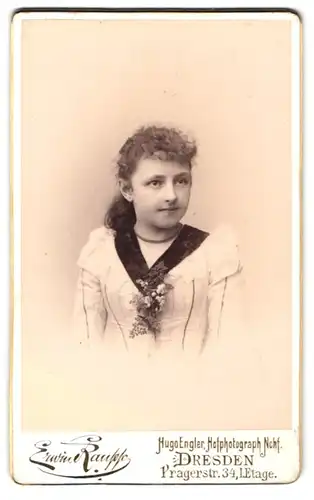 Fotografie Erwin Raupp, Dresden, Pragerstr. 34, Junges Mädchen mit lockigem Haar und Ansteckblumen an der Brustpartie