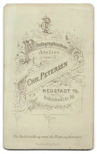 Fotografie Chr. Petersen, Neustadt a. O., Bahnhofstr. 70, Bürgerliches Ehepaar in Sonntagsgarderobe mit ihrem Kind