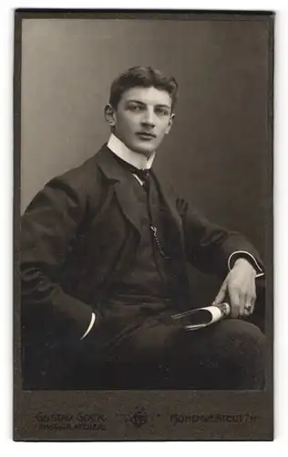 Fotografie Gustav Gock, Hohenwestedt i. H., Jugendlicher Knabe mit Mittelscheitel und elegantem Dreiteiler