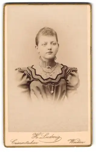 Fotografie H. Ludwig, Crimmitschau, Lindenstr., Jugendliches Mädchen im Kleid mit Zierkragen und elegantem Collier
