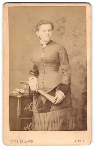 Fotografie Carl Bellach, Leipzig, Gellertstr. 4, Junge Dame mit zurückgestecktem Haar und einer Kreuzkette