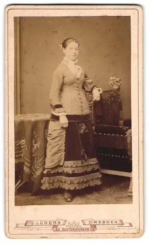 Fotografie G. Lüders, Dresden, Bautznerstr. 83, Bürgerliche Dame im hellen Kleid mit Rüschenelementen an Kragen und Rock