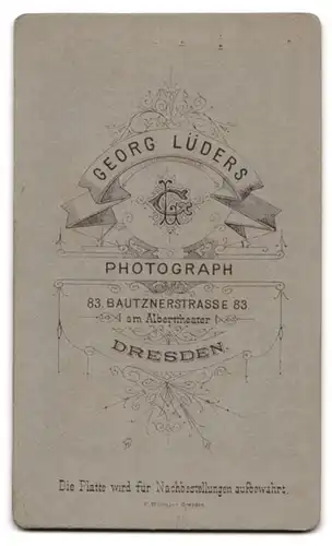 Fotografie G. Lüders, Dresden, Bautznerstr. 83, Bürgerliche Dame im hellen Kleid mit Rüschenelementen an Kragen und Rock