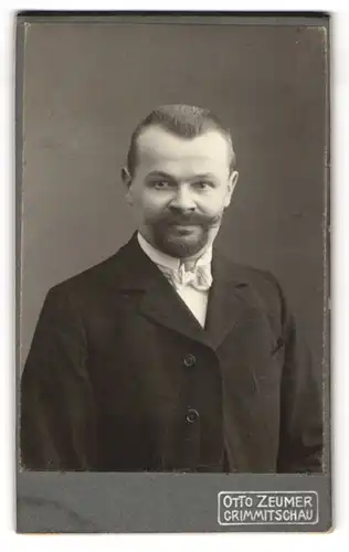 Fotografie Otto Zeumer, Crimmitschau, Jacobsgasse 14, Bürgerlicher Herr mit Schleife und auffälligem Schnurrbart