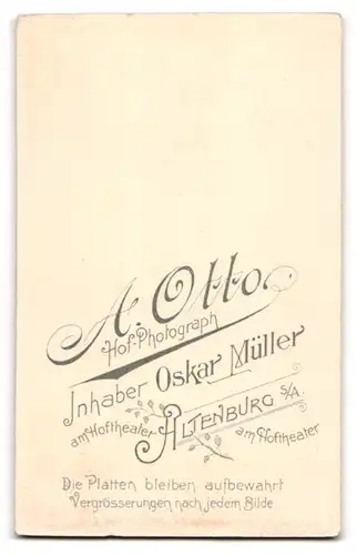 Fotografie A. Otto, Altenburg, Am Hoftheater, Bürgerliche Dame im schwarzen Kleid mit verziertem Revers, mit Medaillon