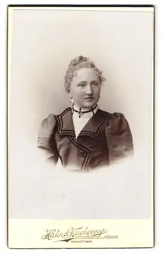 Fotografie Hahn & Kirchgeorg, Nürnberg, Vestnerthorgraben 47, Jugendliches Mädchen mit hochgestecktem Haar und Brosche