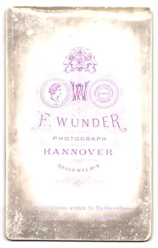 Fotografie F. Wunder, Hannover, Neuer Weg 4, Junge Dame mit elegant geflochtenem Haar und dezenten Ohrringen