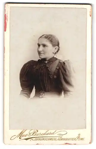 Fotografie Max Burchard, Braunschweig, Friedrich Wilhelm Str. 13, Junge Dame im schwarzen Kleid mit Puffärmeln