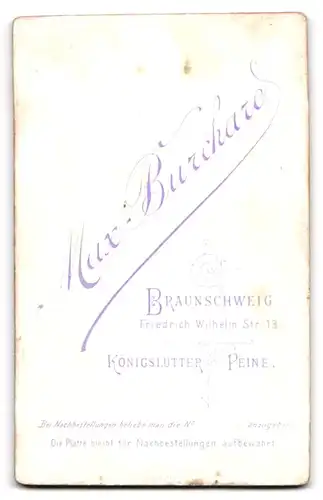 Fotografie Max Burchard, Braunschweig, Friedrich Wilhelm Str. 13, Junge Dame im schwarzen Kleid mit Puffärmeln