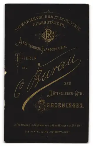 Fotografie C. Burau, Schoeningen, Hötensleber-Str. 336, Blonder junger Knabe im Anzug mit zweifelndem Gesichtsausdruck