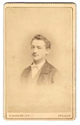 Fotografie Richard Müller, Dresden, Marienstr. 26, Junger Mann mit Seitenscheitel und leichtem Schnurrbart, mit Fliege