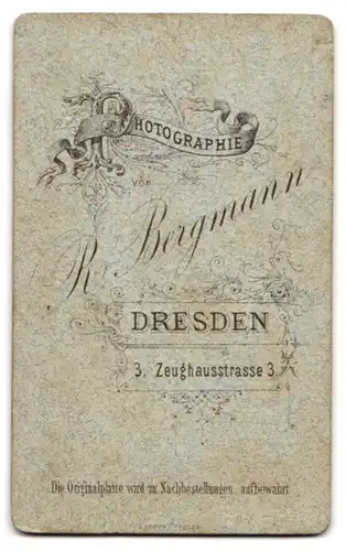 Fotografie R. Bergmann, Dresden, Zeughausstr. 3, Jugendlicher Knabe mit einem Zwicker mit Halteband in Sonntagsgarderobe