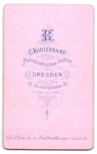 Fotografie C. Kortenkamp, Dresden, Junger Mann mit auffälligem Mittelscheitel und leichtem Schnurrbart, mit Fliege