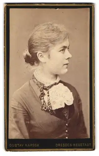 Fotografie Gustav Karsch, Dresden-Neustadt, Grosse Meissener Str. 17, Junge Dame mit zurückgestecktem Haar und Kette
