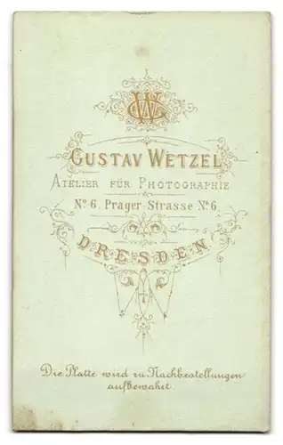 Fotografie Gustav Wetzel, Dresden, Prager-Str. 6, Jugendlicher Knabe mit moderner Firsur und stoischem Gesichtsausdruck