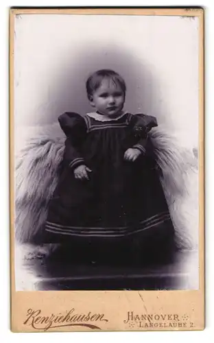 Fotografie Fr. Renziehausen, Hannover, Langelaube 2, Kleinkind im dunklen Kleid mit Zierkragen und Puffärmeln